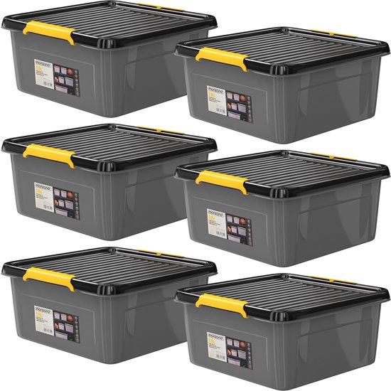 Set van zes antracietkleurige opbergboxen met zwarte deksels en gele handvatten.