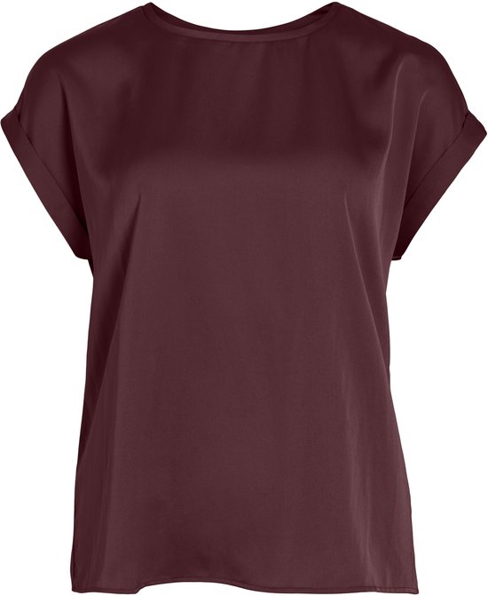 Bordeauxrood satijnen t-shirt met korte, opgerolde mouwen.