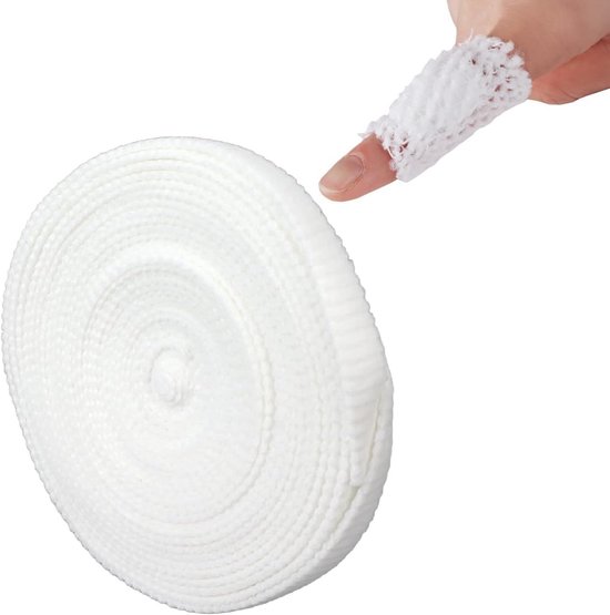 Rol witte elastische gaasbandage naast een vinger die met hetzelfde gaas is verbonden.