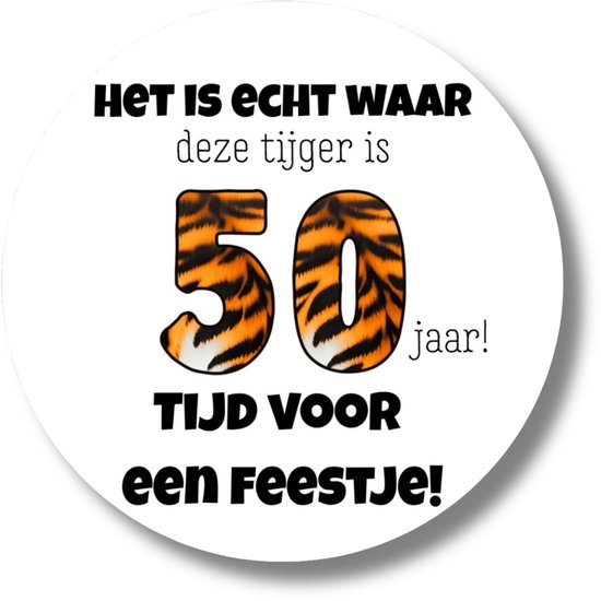 Ronde sticker met tijgerprint, "Het is echt waar deze tijger is 50 jaar! Tijd voor een feestje!"
