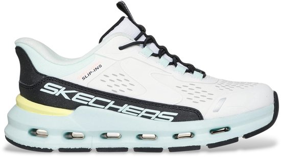 Witte sneaker met mintgroene en zwarte accenten. De zool is mintgroen met zwarte details en een gele accent aan de zijkant.
