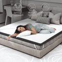Femme sur un matelas blanc avec des bords gris. "Améliore le confort de sommeil", "Fermeté moyenne", "Protège votre matelas"