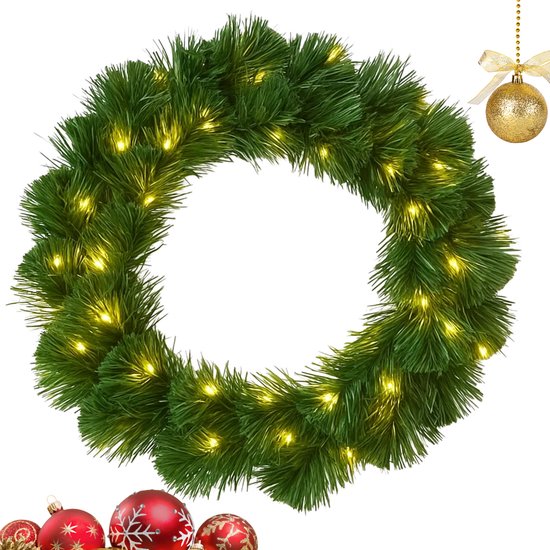 Groene kerstkrans met warme witte verlichting, versierd met gouden en rode kerstballen.