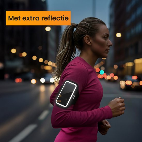 Vrouw met paars shirt en een reflecterende R2B sportarmband om de arm, rennend in de stad bij nacht.