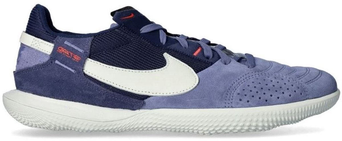 Nike Streetgato IC indoorschoenen in paars met witte details, maat 42, ideaal voor zaal- en straatvoetbal.