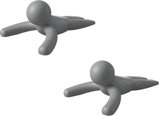 Twee grijze deurstops in de vorm van poppetjes, op een witte achtergrond.