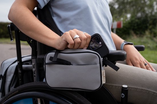 Foto: Hippe rolstoeltas armleuning zijkant grijs klittenband bevestiging extra vakken viggodsgn