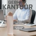 Matte beige drinkfles met rietje in de bekerhouder van een auto. Perfect voor op kantoor.