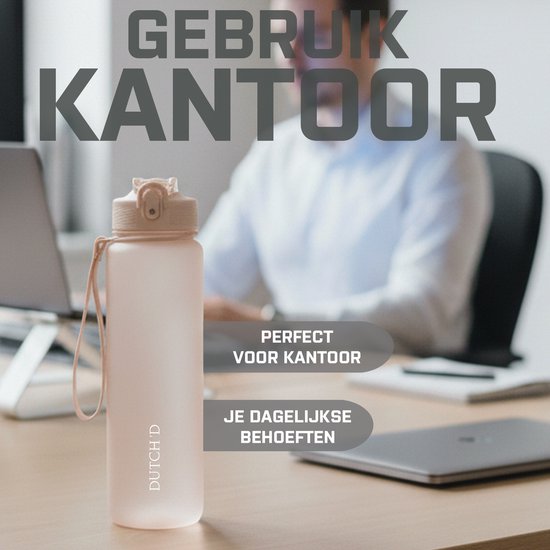 Matte beige drinkfles met rietje in de bekerhouder van een auto. Perfect voor op kantoor.