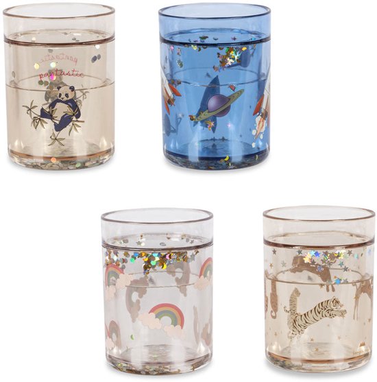 Quatre verres à paillettes : imprimés panda, espace, arc-en-ciel et tigre. Couleurs transparentes, beige et bleues.
