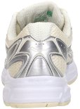 Achterkant van een crèmekleurige Saucony sneaker met zilveren accenten en witte zool.