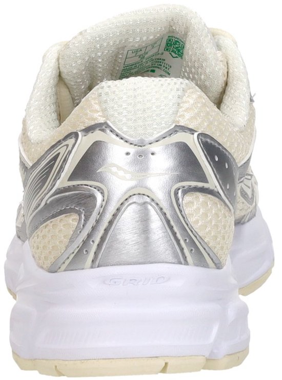 Achterkant van een crèmekleurige Saucony sneaker met zilveren accenten en witte zool.