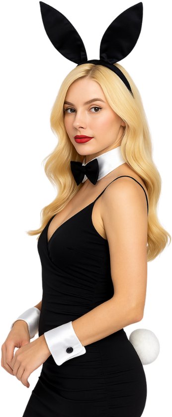 Vrouw met blond haar, draagt een zwarte bodycon jurk met ruches, zwarte konijnenoren, strikje en witte manchetknopen. Een witte pluizige staart is zichtbaar.