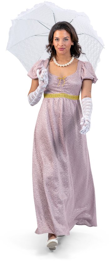 Vrouw in roze barokjurk met parelketting, kanten handschoenen en een witte parasol.