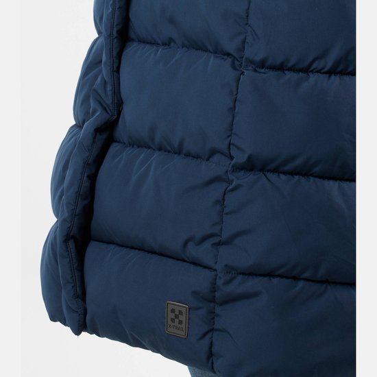 Detail van een donkerblauwe, gewatteerde winterjas met het X-Trail logo op de borst.