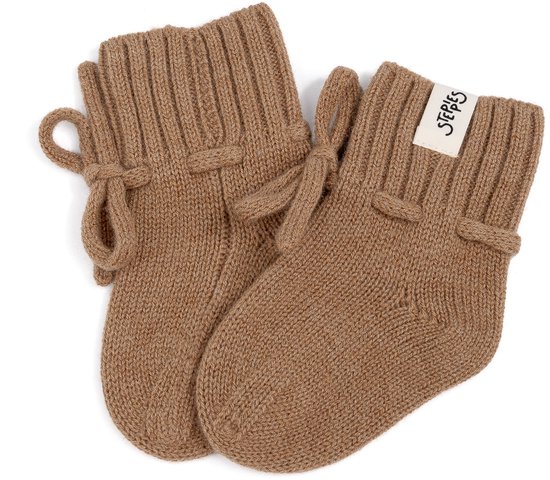 Bruine gebreide babyslofjes met geribbelde boord, striklint en merklabel "STEPPIES".