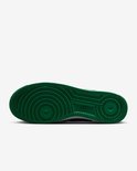 Groene buitenzool van een Nike Air Force 1 sneaker met 'NIKE' logo.
