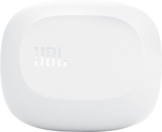 Gesloten witte oplaadcase voor JBL oordopjes met verhoogd JBL logo.