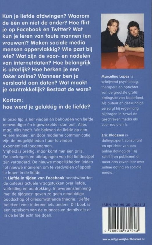 Twee mannen zitten naast elkaar aan een tafel voor een boek met de titel 'Liefde in tijden van Facebook'.