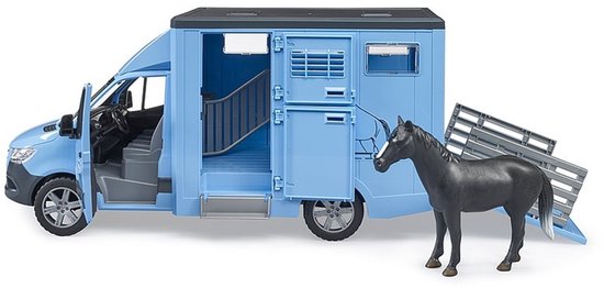 Lichtblauwe Bruder paardenwagen met een paard op de laadklep. De zijdeuren en laadklep zijn open.