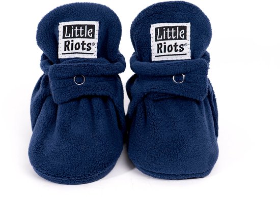 Donkerblauwe fleece babyslofjes van Little Riots met anti-slip zool.