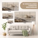 Glazen schilderij van een mistig berglandschap met goudkleurige penseelstreken en vliegende vogels, verkrijgbaar in verschillende formaten.