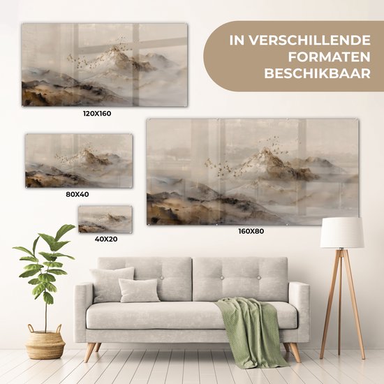 Glazen schilderij van een mistig berglandschap met goudkleurige penseelstreken en vliegende vogels, verkrijgbaar in verschillende formaten.
