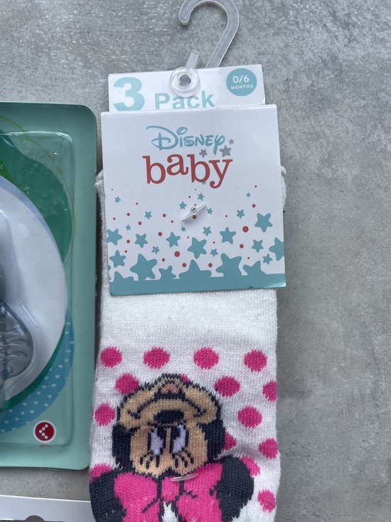 Maminobaby.nl | Minnie mouse | Baby geschenkset meisjes | Slabbetjes | Minnie mouse sokjes | Handgemaakte Speenkoord | Uil Koelbijtring | Kraamcadeau | Babyshower cadeau — afbeelding 5