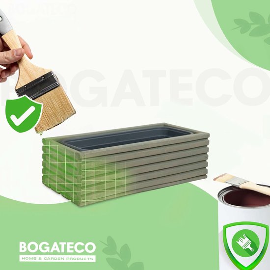 Een hand schildert een grijze houten bloembak met groen verf, naast een verfblik.