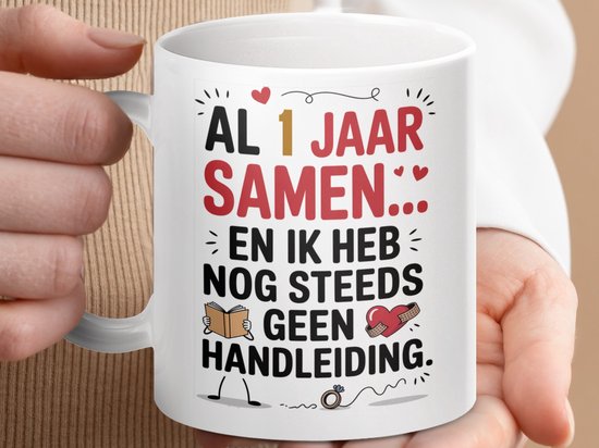 Witte mok met tekst 'AL 1 JAAR SAMEN...' en illustratie, vastgehouden door handen.