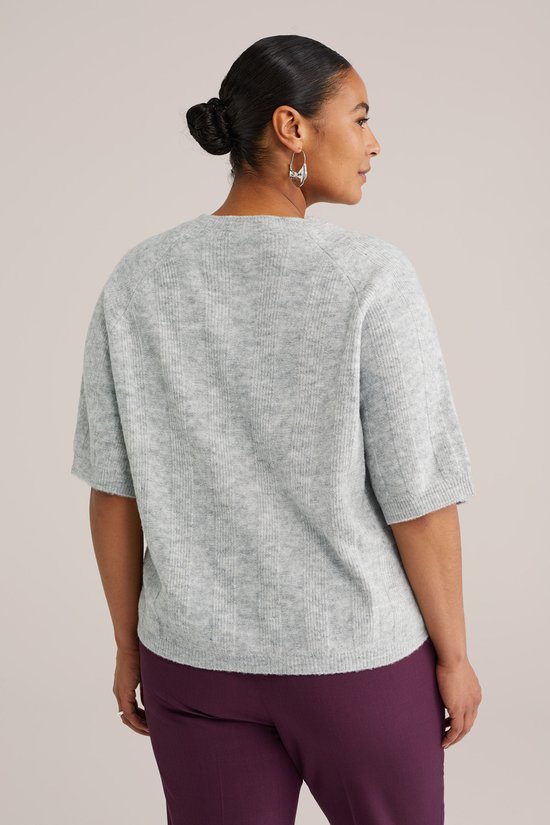 Pull gris à manches courtes bouffantes et côtes verticales. Porté par un mannequin.