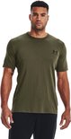 Man in groen Under Armour sportshirt met zwart logo.