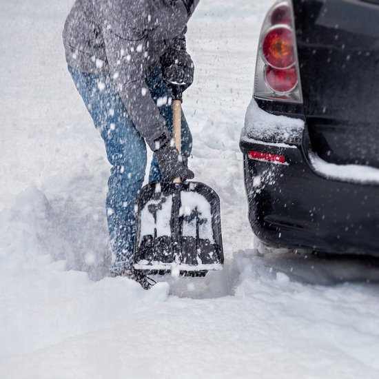 KADAX Spade, kleine sneeuwschep van kunststof, comfortabele sneeuwruimer met steel van hout, sneeuwschuiver met ergonomische D-greep, sneeuwschuiver voor sneeuwwaaien (60 x 30 cm) van KADAX — afbeelding 5