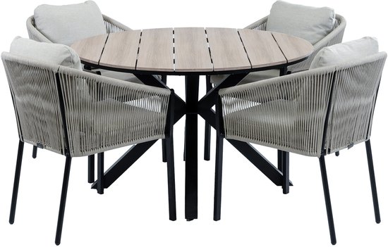 Ronde tuintafel met vier stoelen met grijze touwafwerking en lichte kussens, geïsoleerd.