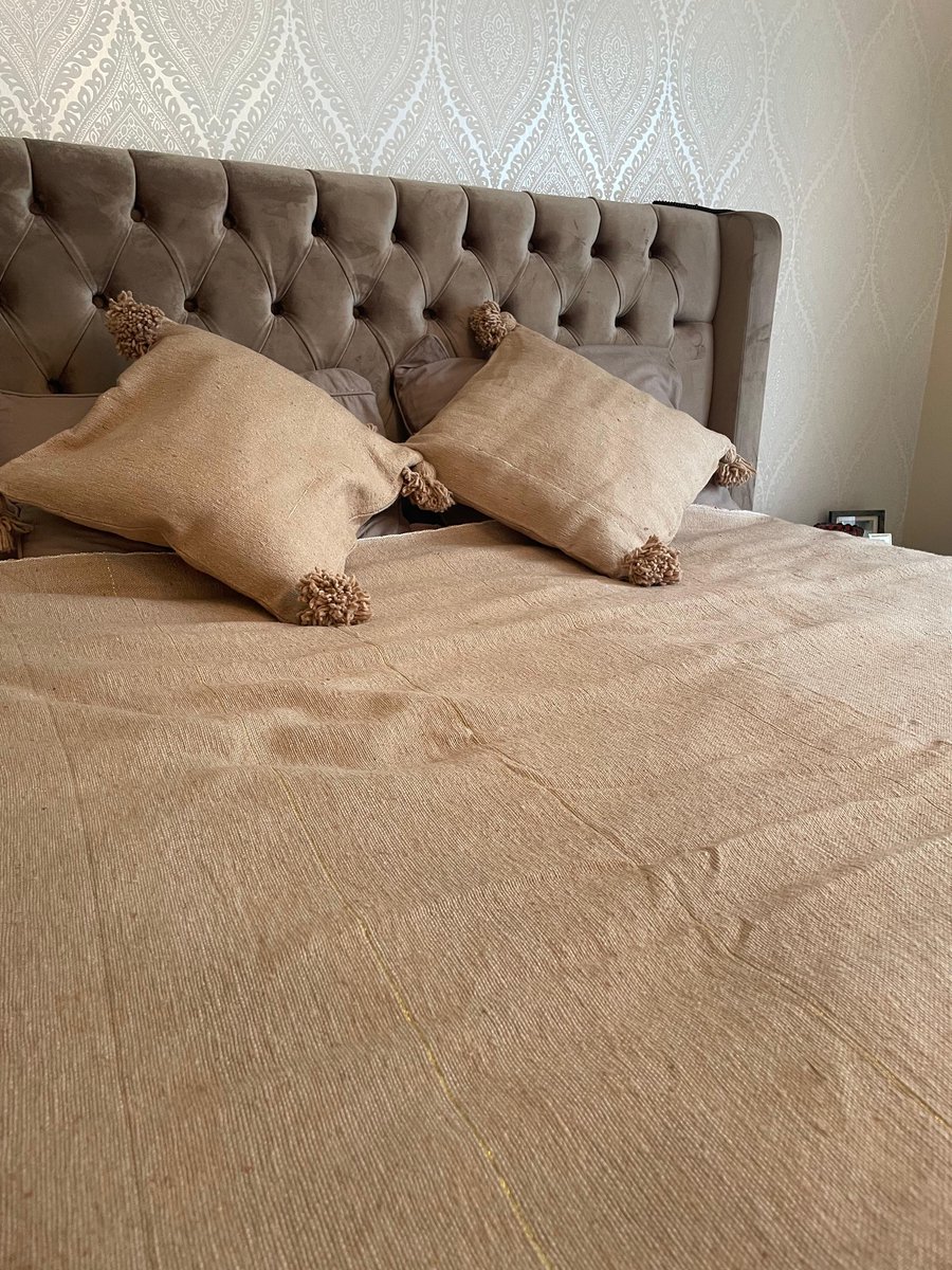 Marokkaanse handgemaakte Sprei / Plaid - 100 % Katoen - POM POM - Camel Bruin met gouden strepen - Stevig & Zacht - XL- 180 x 280 cm - Slaap -en Woonkamer - 1 st