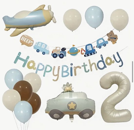 Verjaardagsdecoratieset met een vliegtuig, ballonnen in crème, lichtblauw en bruin, een auto en een '2' ballon, plus een slinger met voertuigen en 'Happy Birthday'.