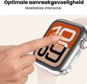 Vinger raakt een transparante Apple Watch case aan met beige band. Optimale aanraakgevoeligheid.
