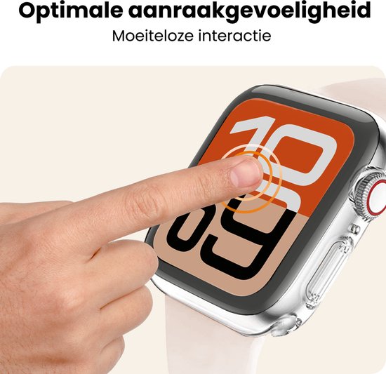 Vinger raakt een transparante Apple Watch case aan met beige band. Optimale aanraakgevoeligheid.