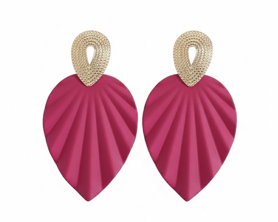 Paire de boucles d'oreilles dorées avec une feuille rouge plissée en éventail.