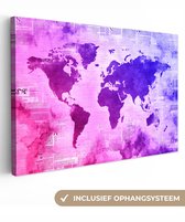 Wereldkaart avec de la peinture rose qui passe au bleu sur fond avec du papier journal 120x80 cm