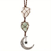 Witte en groene kristallen hanger met maan en ster, geïsoleerd op een witte achtergrond.