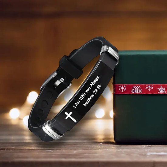 Zwarte siliconen armband met RVS accenten, kruis en tekst 'I Am With You Always. Matthew 28:20', naast een kerstcadeau.