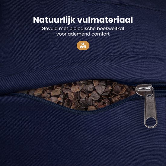 Donkerblauwe stof met een open rits waar biologische boekweitvulling zichtbaar is.