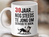Tasse 30e anniversaire, Tasse humoristique, Cadeau 30e anniversaire, Encore jeune, Tasse humoristique, Tasse à café, Tasse à thé, Troisième décennie, Cadeau drôle, Homme sur la plage, Tasse à boire, Tasse anniversaire