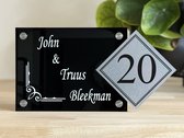 Naambordje / huisnummer voordeur | corner | 15x28cm | glans zwart | rvs afstandhouders | Huisnummerbord