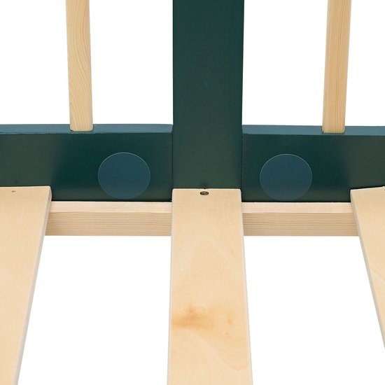 Donkergroene spijlen van een kinderbed met een houten lattenbodem.