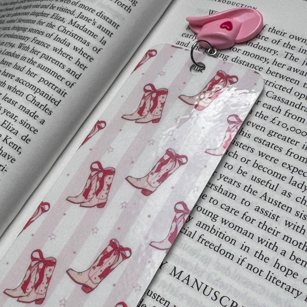 Nook and Note – Boekenlegger “Cowgirl Boots” – Roze met Hoed Bedel – Handgemaakt