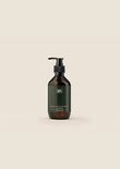 Bruine fles met pompdispenser en groen etiket met 'MKBM CELLULITE CUPPING OIL WITH VITAMIN E'.