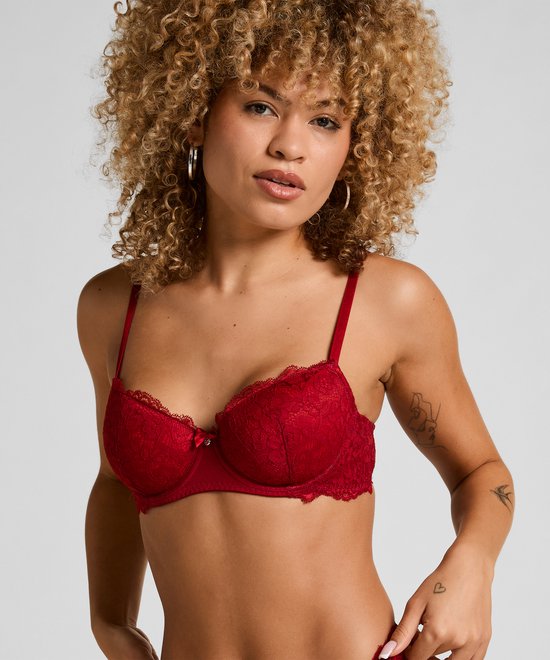 Model draagt rode kanten bh met strikje. Bekend van de Hunkemöller Marine collectie.