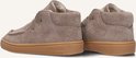 Achterkant van taupe suède Shoesme schoentjes met bruine veter en bruine zool.